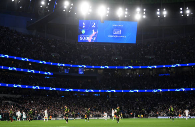 VAR oan nghiệt, Tottenham mất điểm giây cuối; Liverpool thị uy trước Ajax - Bóng Đá