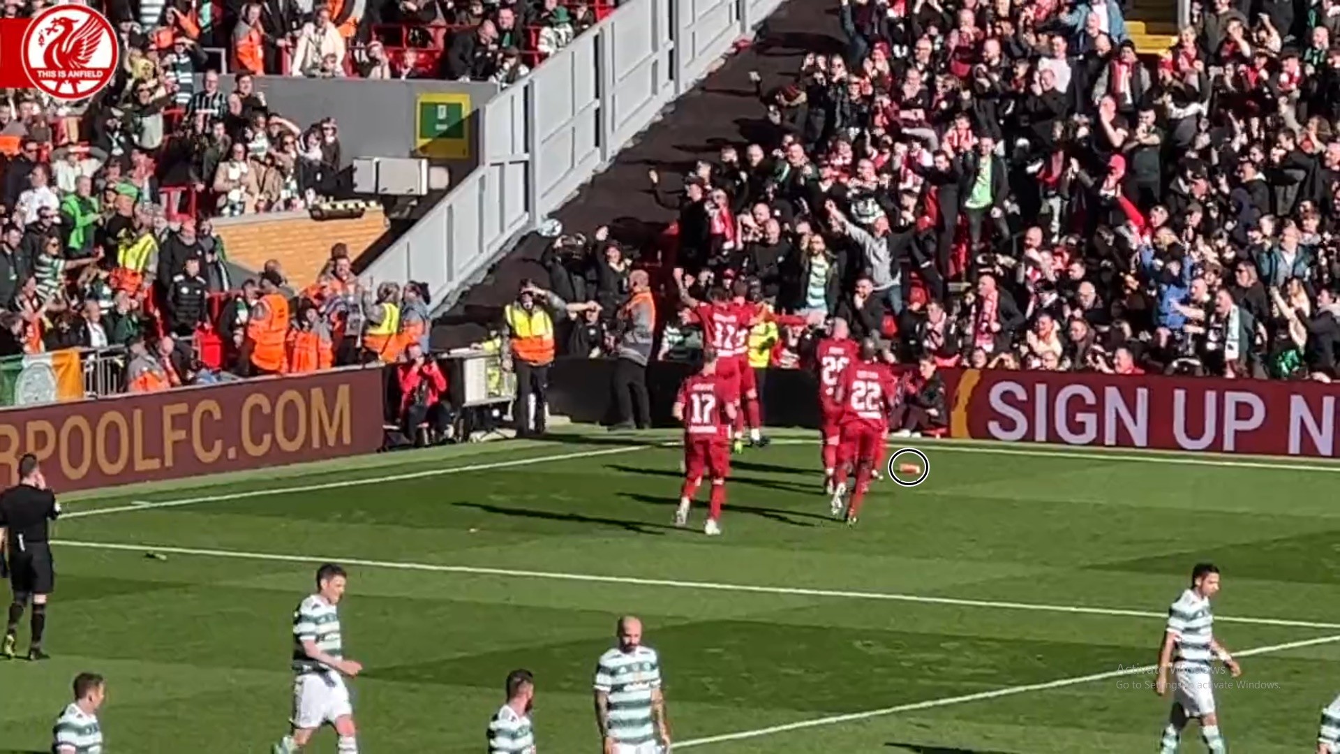 Steven Gerrard gets pelted with BOTTLES from Celtic fans after scoring in charity game for Liverpool legends - Bóng Đá