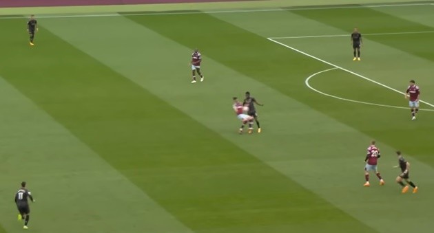 VAR lại gây tranh cãi khiến Arsenal mất điểm - Bóng Đá