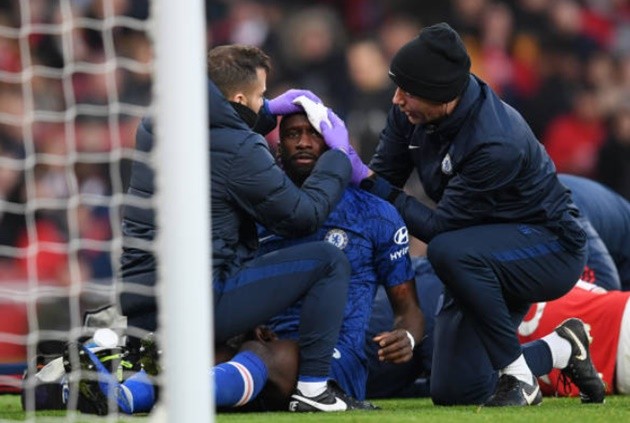 Antonio Rudiger fumes at Kepa Arrizabalaga in argument during Chelsea’s win over Arsenal - Bóng Đá