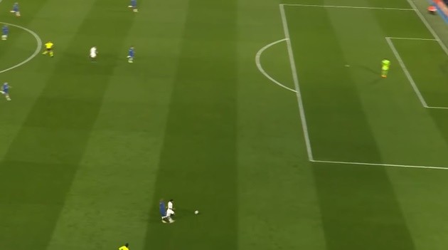 Phơi áo 4 bàn, CĐV Chelsea tìm thấy 'bia đỡ' che đậy sự thảm họa - Bóng Đá