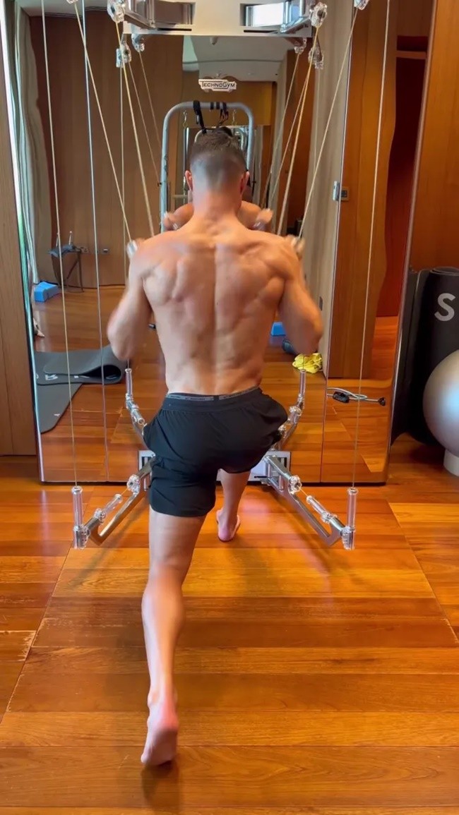 Cristiano Ronaldo, 38, shows off ripped abs - Bóng Đá
