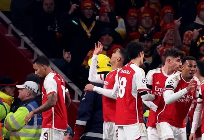 Chaos as Arsenal stars have SEAT thrown at them with lighters also launched from stands in clash against Lens - Bóng Đá