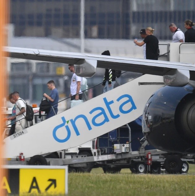 Moment Man City’s Champions League stars fly into Ibiza on private jet for 10-hour secret bash before heading back to UK - Bóng Đá