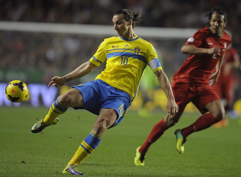 Ronaldo ghi hat-trick kinh điển hủy diệt đội bóng của Ibrahimovic - Bóng Đá