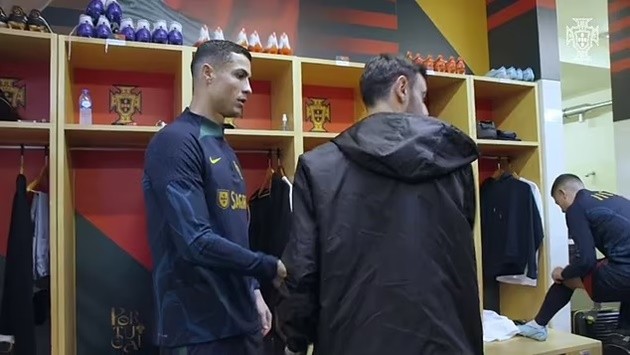 Steven Gerrard gets pelted with BOTTLES from Celtic fans after scoring in charity game for Liverpool legends - Bóng Đá