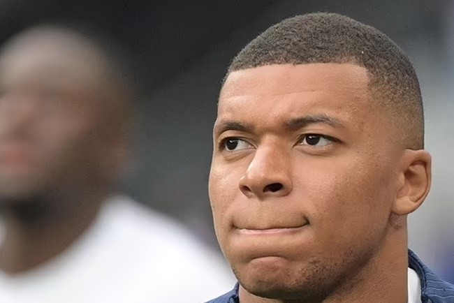 Kylian Mbappe brushes off transfer rumours as he plays giant Jenga on a beach - Bóng Đá