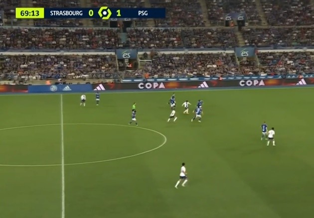 Messi đi bóng giữa sân - Bóng Đá