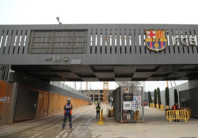 Iconic stadium looks unrecognisable with army of cranes at work and dozens of builders amid concerns over progress - Bóng Đá