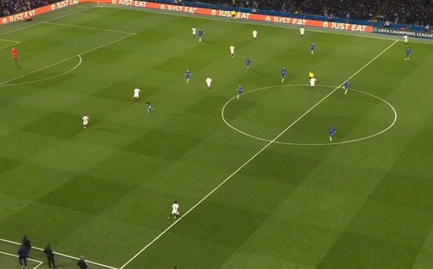 Phơi áo 4 bàn, CĐV Chelsea tìm thấy 'bia đỡ' che đậy sự thảm họa - Bóng Đá