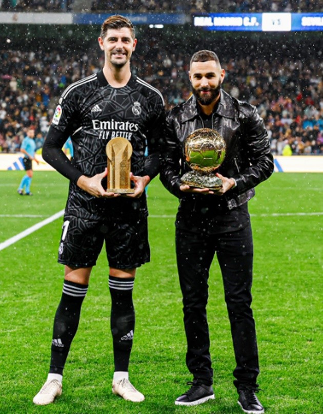 Modric và Zidane trao tận tay QBV cho Benzema - Bóng Đá