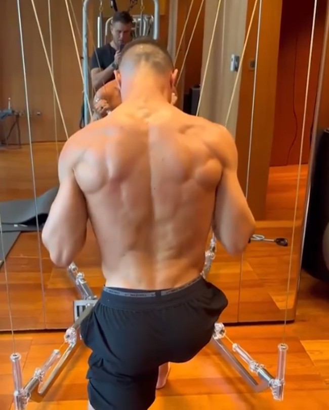 Cristiano Ronaldo, 38, shows off ripped abs - Bóng Đá