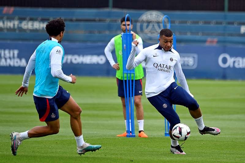 Messi gây choáng giữa vòng vây tuyển Úc - Bóng Đá