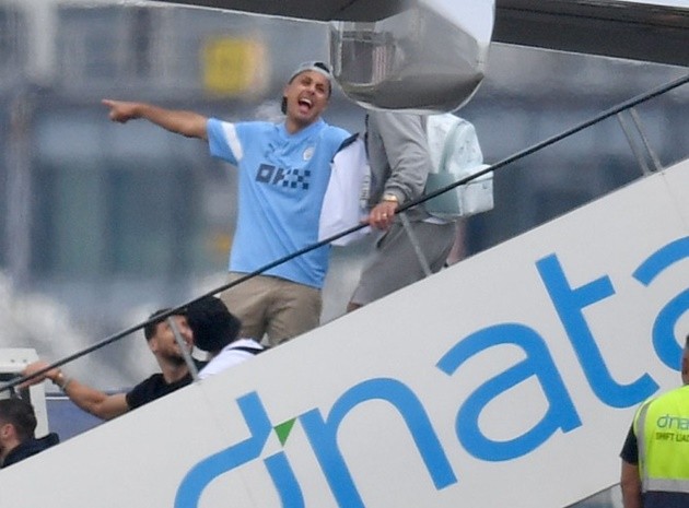 Moment Man City’s Champions League stars fly into Ibiza on private jet for 10-hour secret bash before heading back to UK - Bóng Đá