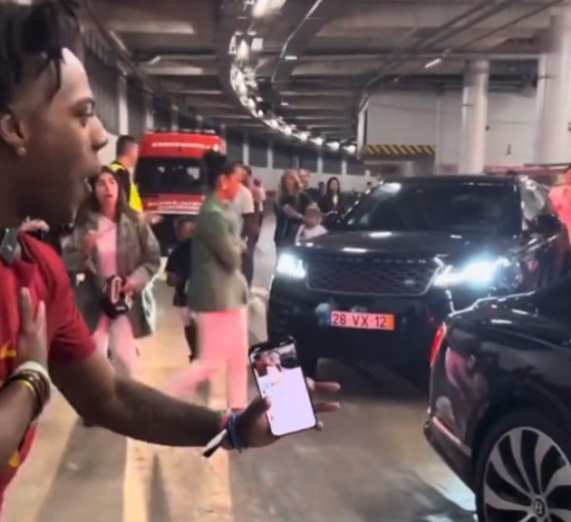 Speed collapses in shock as he FINALLY meets his hero Cristiano Ronaldo - Bóng Đá