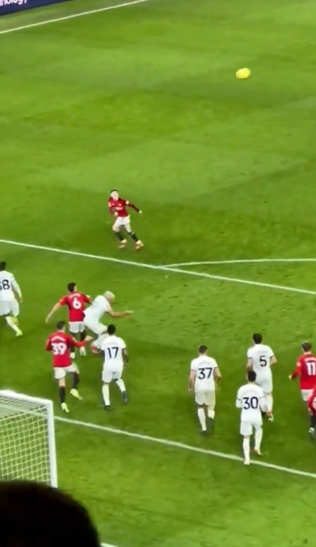 Vừa tái xuất, Martinez khiến CĐV Man Utd mát dạ - Bóng Đá