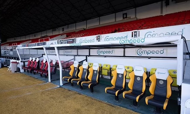 Inside Newport County: Man United face a tiny dressing room of beige tiles - Bóng Đá