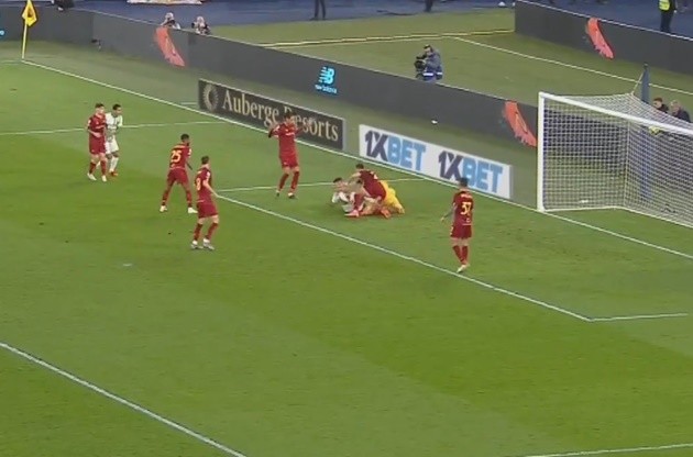 Roma clash with Sassuolo descends into chaos after two players kick each other in the groin - Bóng Đá