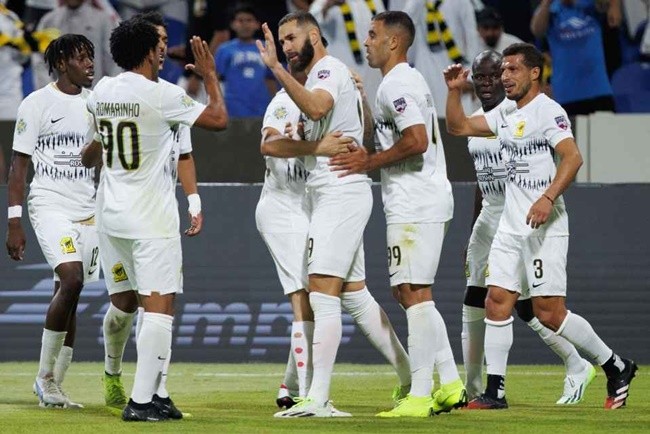 Karim Benzema score stunning goal on Al-Ittihad debut - Bóng Đá