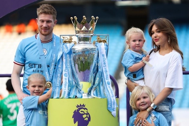 Man City stars joined on the pitch by glamorous Wags - Bóng Đá