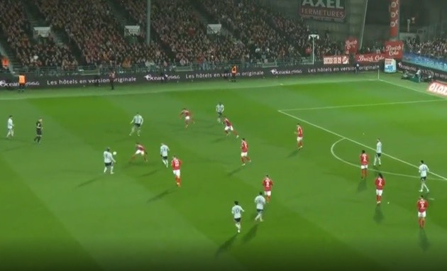 Messi đi bóng giữa sân - Bóng Đá