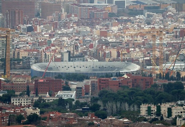 Iconic stadium looks unrecognisable with army of cranes at work and dozens of builders amid concerns over progress - Bóng Đá