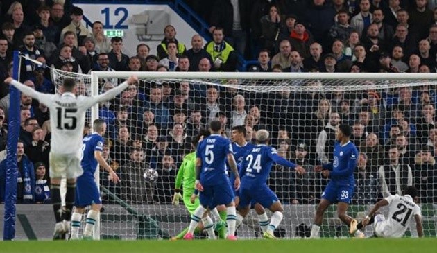 Phơi áo 4 bàn, CĐV Chelsea tìm thấy 'bia đỡ' che đậy sự thảm họa - Bóng Đá