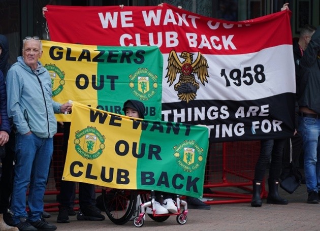 Angry fans hijack announcement by blocking shop entrance in Glazers protest - Bóng Đá