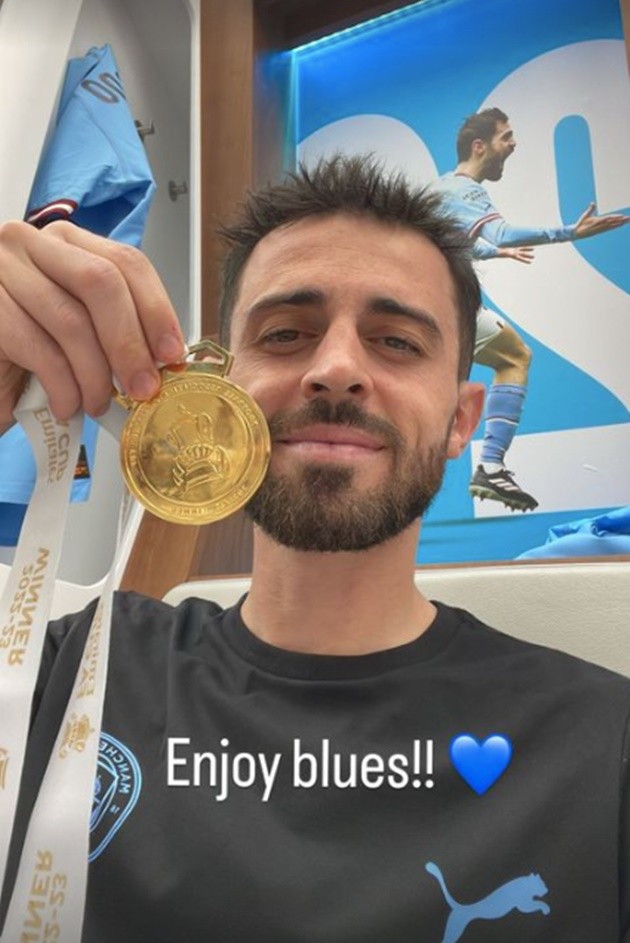 Jack Grealish tells off half-naked Man City kitman during dressing room celebrations  - Bóng Đá