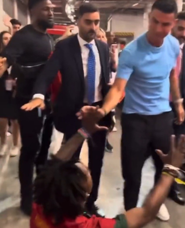 Speed collapses in shock as he FINALLY meets his hero Cristiano Ronaldo - Bóng Đá