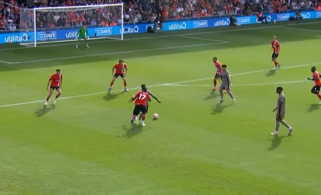 Bissouma SENT OFF - Bóng Đá