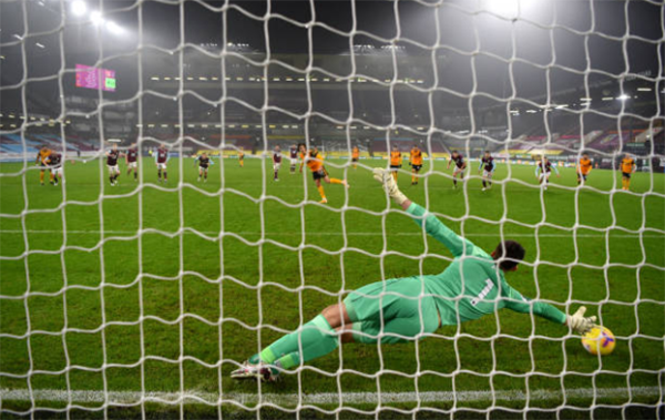 Hạ gục Wolves trên sân nhà, Burnley đào tẩu khỏi nhóm cầm đèn đỏ - Bóng Đá