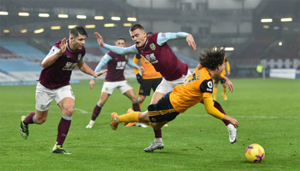 Hạ gục Wolves trên sân nhà, Burnley đào tẩu khỏi nhóm cầm đèn đỏ - Bóng Đá