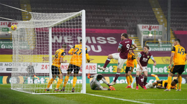 Hạ gục Wolves trên sân nhà, Burnley đào tẩu khỏi nhóm cầm đèn đỏ - Bóng Đá