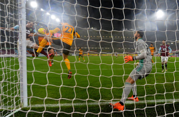 Hạ gục Wolves trên sân nhà, Burnley đào tẩu khỏi nhóm cầm đèn đỏ - Bóng Đá