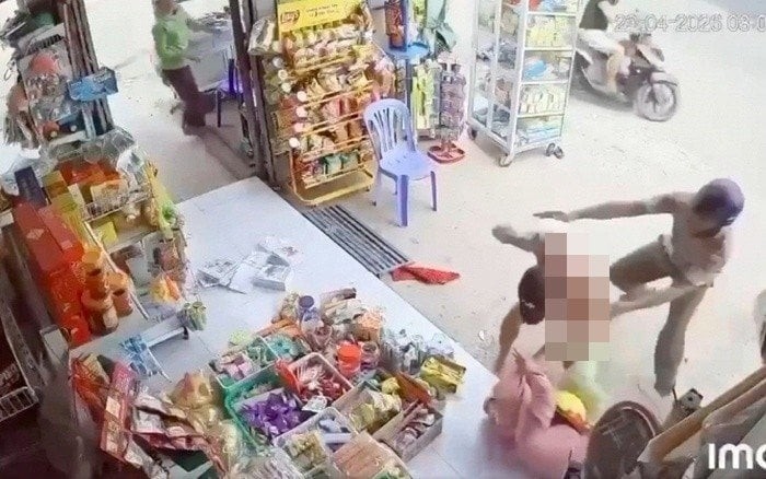 Theo hình ảnh ghi nhận, sự việc xảy ra vào sáng 23/4 tại một tiệm tạp hóa ở xã Bình Tân, huyện Bắc Bình (tỉnh Bình Thuận cũ, nay thuộc xã Sông Lũy, tỉnh Lâm Đồng)