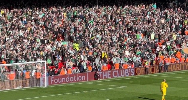 Steven Gerrard gets pelted with BOTTLES from Celtic fans after scoring in charity game for Liverpool legends - Bóng Đá