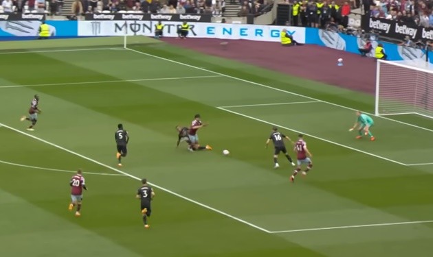 VAR lại gây tranh cãi khiến Arsenal mất điểm - Bóng Đá