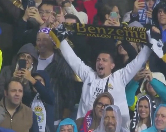 Modric và Zidane trao tận tay QBV cho Benzema - Bóng Đá