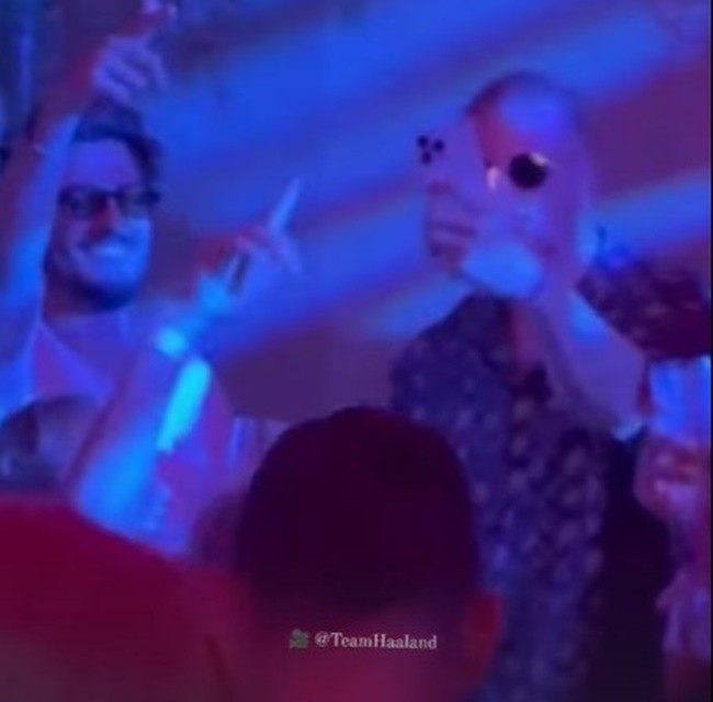 Erling Haaland say sưa trong câu lạc bộ sau khi thư giãn trên du thuyền và ăn trưa với Hoàng tử Albert ở Monaco - Bóng Đá