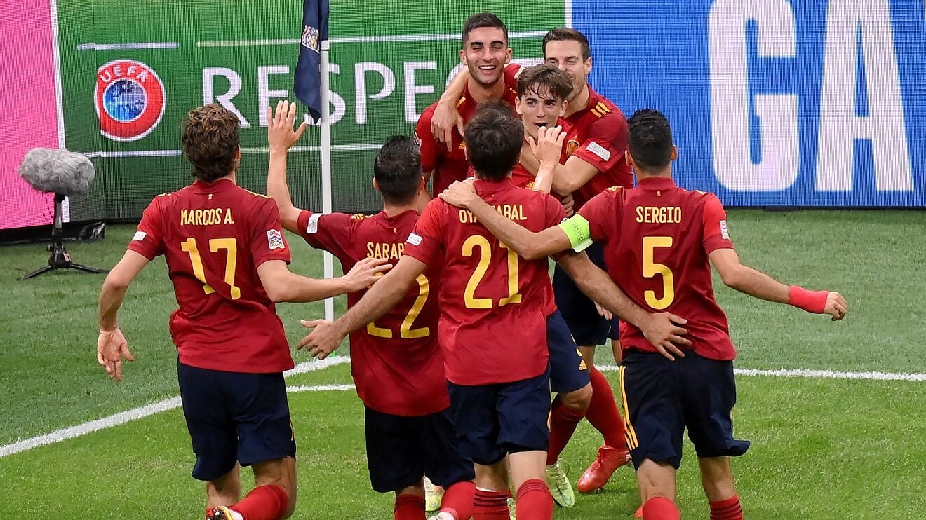 La Roja trình làng cầu thủ trẻ tuổi nhất lịch sử, làm lu mờ dàn sao Ý - Bóng Đá