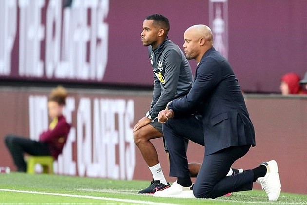 Burnley fans BOO players as they take the knee before their team's Premier League return ends in defeat by Manchester City - Bóng Đá