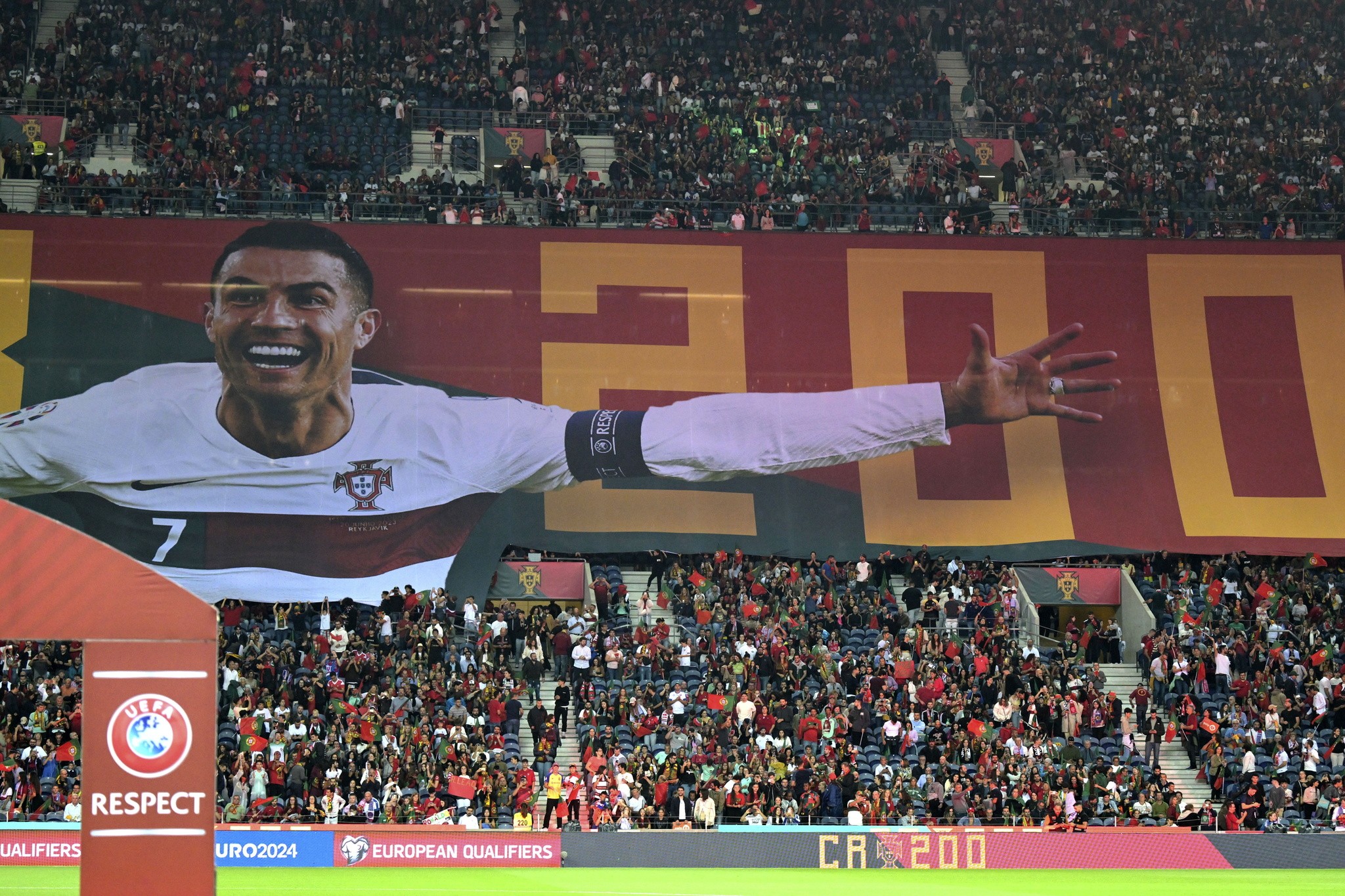 Ronaldo lập kỷ lục khủng, Bồ Đào Nha thắng tuyệt đối 7 trận - Bóng Đá