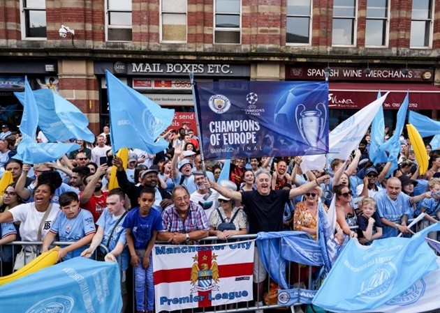 Man City diễu hành cú ăn 3 - Bóng Đá