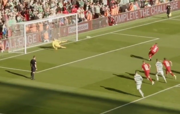Steven Gerrard gets pelted with BOTTLES from Celtic fans after scoring in charity game for Liverpool legends - Bóng Đá