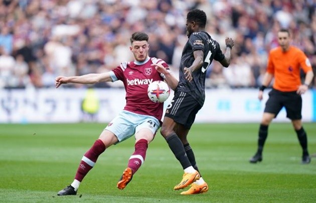 VAR lại gây tranh cãi khiến Arsenal mất điểm - Bóng Đá