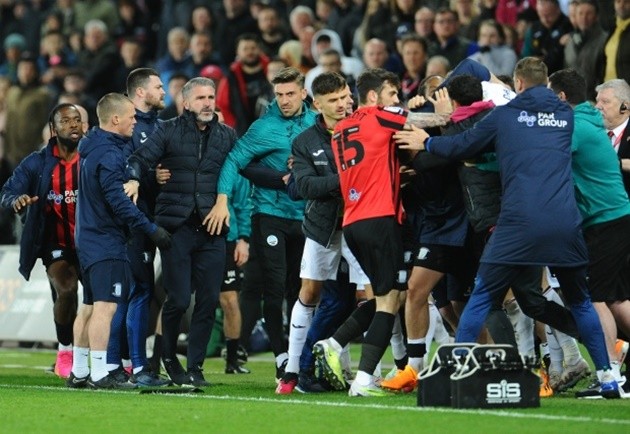 Watch moment huge 30-man brawl erupts in crazy Swansea vs Preston - Bóng Đá