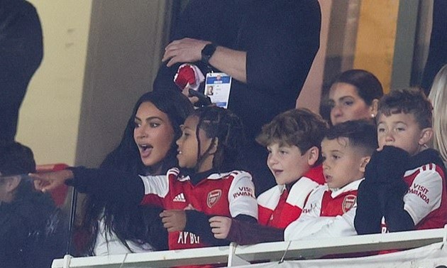 Watch adorable moment Arsenal star Bukayo Saka FaceTimes Kim Kardashian - Bóng Đá