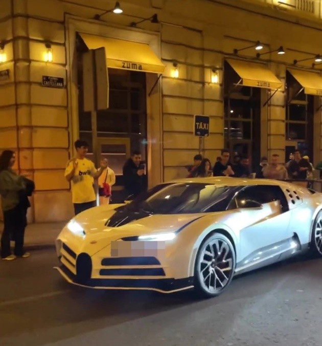 Cristiano Ronaldo mobbed by fans as he drives his mega-rare £8.8million Bugatti Centodieci through Madrid - Bóng Đá