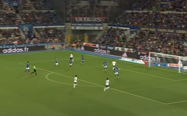 Messi đi bóng giữa sân - Bóng Đá